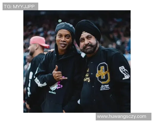 博主在街头偶遇足球明星展开热聊引发粉丝热议与羡慕